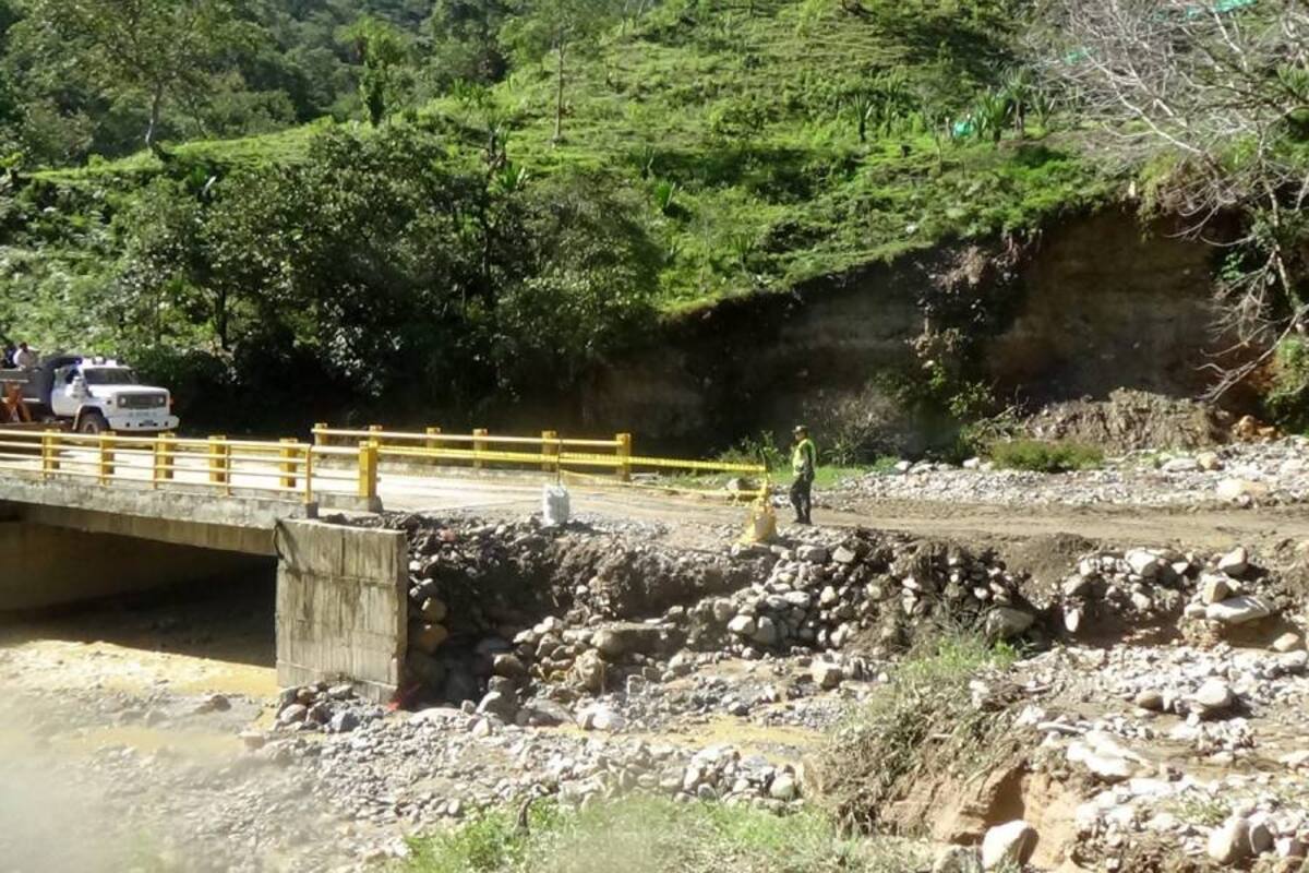 Este es el puente que ante la llegada de lluvias y aumento de caudal, se obstaculiza por sedimentación de la quebrada. (Foto: Suministrada /VANGUARDIA LIBERAL)