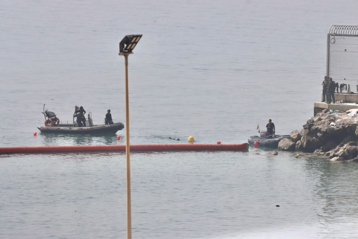 Instalación de una boya flotante para marcar el límite entre la playa del Tarajal de Ceuta y Marruecos, tras la entrada masiva de personas en los últimos días. EFE/Reduan