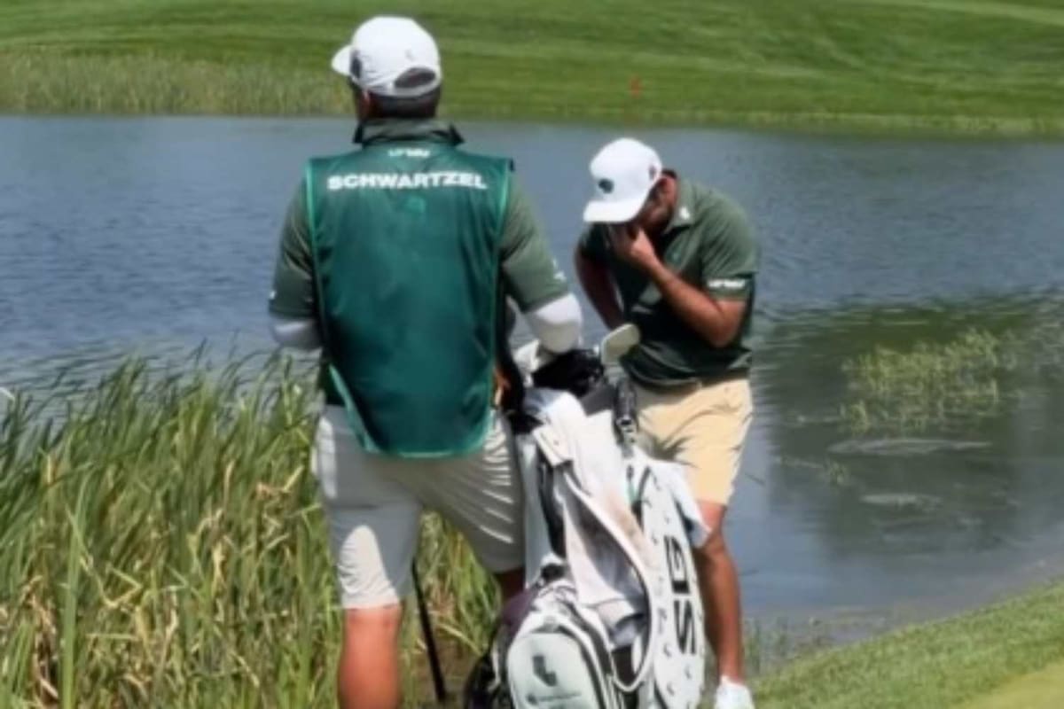 Charl Schwartzel no lo podía creer. Un réptil se tragó su pelota de golf. /FOTO: Captura de Pantalla.