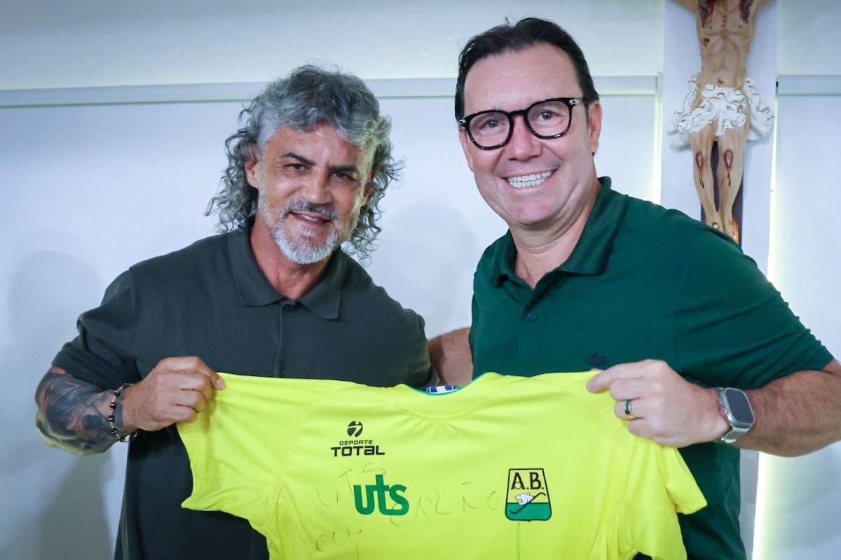 Leonel Álvarez, director técnico del Bucaramanga; y Omar Lengerke, rector de las UTS. Suministrada / VANGUARDIA