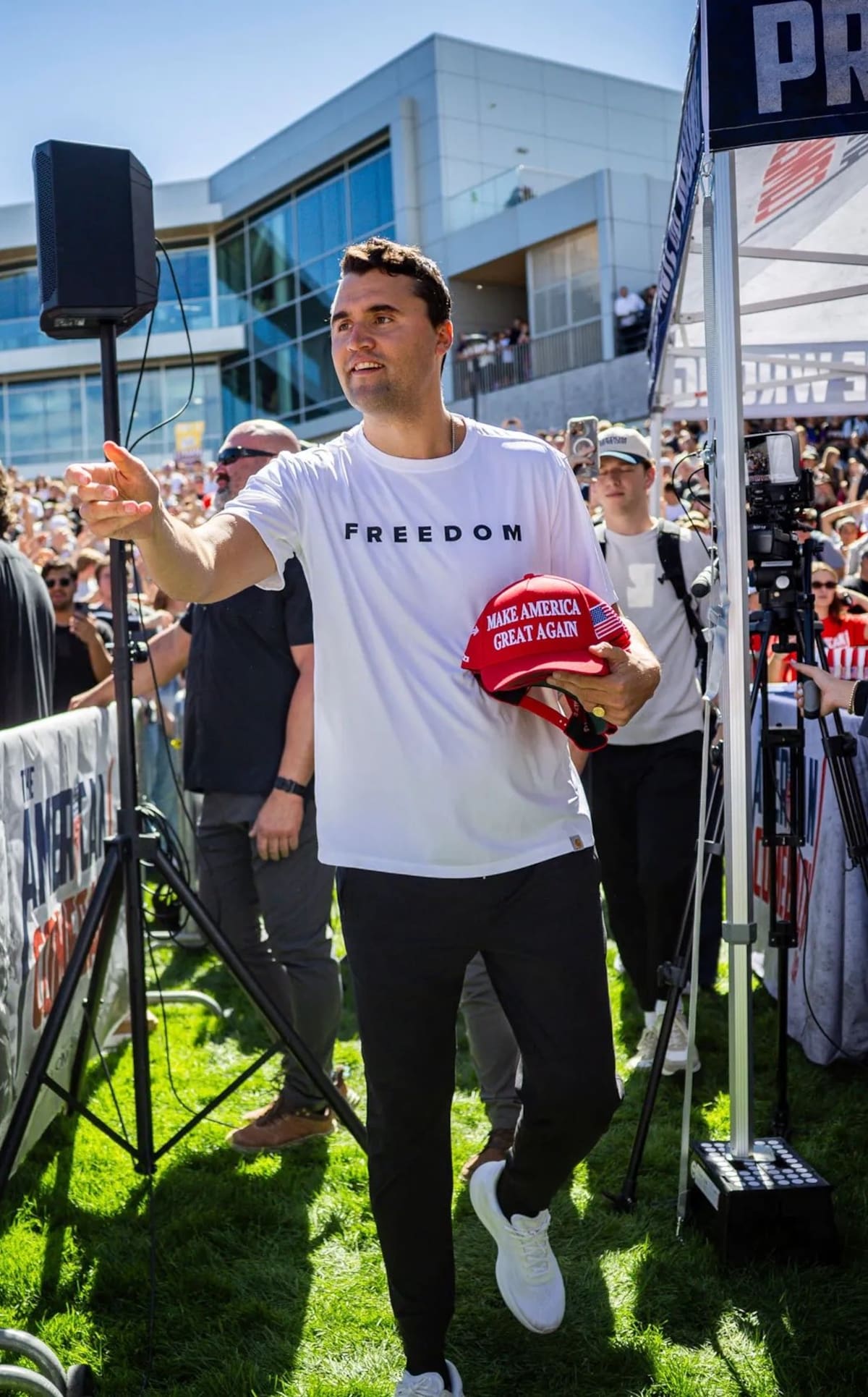 El aniversario de la muerte de Charlie Kirk está marcado por homenajes y protestas en el campus universitario donde ocurrió el ataque.