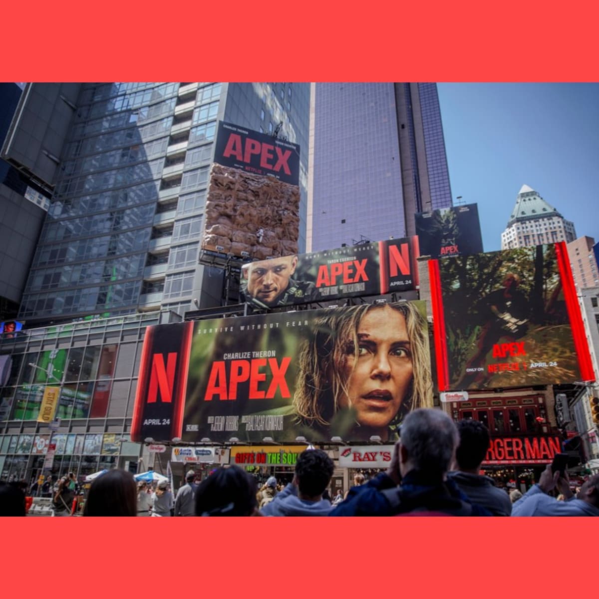Charlize Theron, actriz ganadora del Oscar de 50 años escaló un muro de roca situado sobre Times Square el viernes por la tarde del pasado 24 de abril en la ciudad de Nueva York.