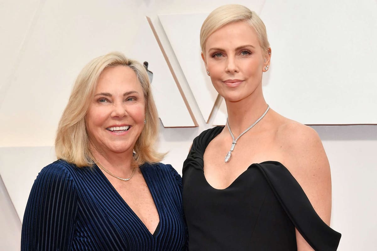 La actriz Charlize Theron rompe el silencio sobre el episodio más oscuro de su pasado: el día en que su madre disparó a su padre.