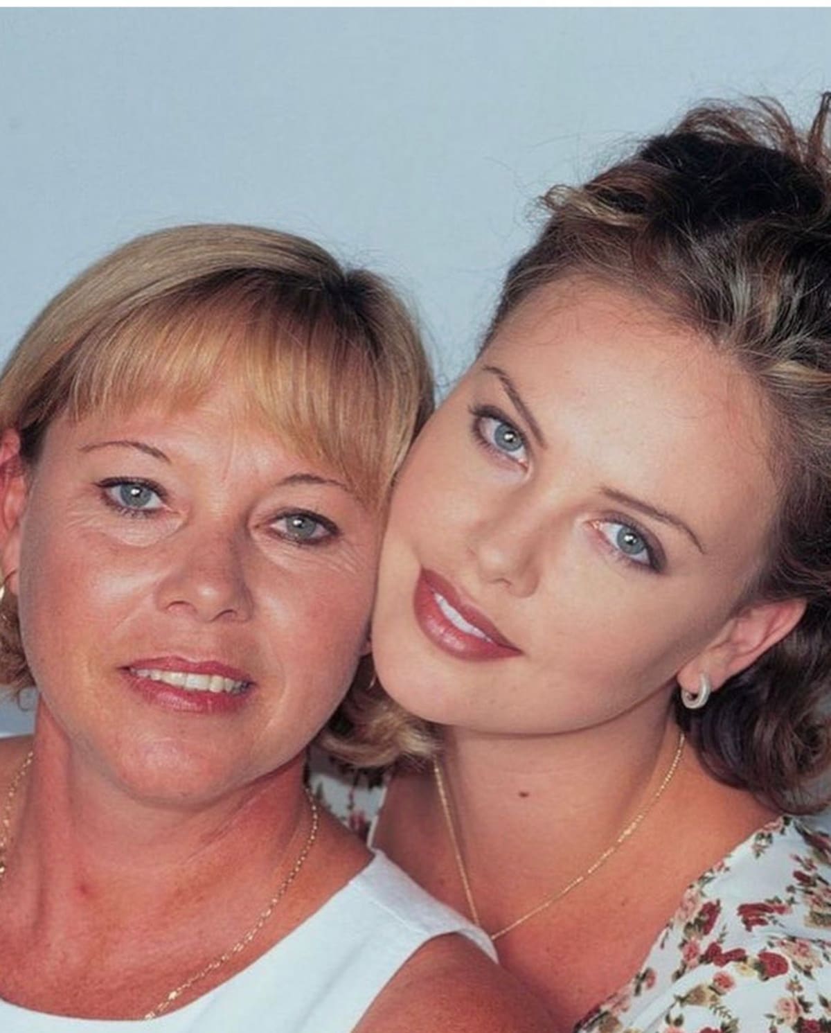 Charlize Theron describió con crudeza la noche en que su madre mató a su padre: “Supe que algo malo iba a pasar”.