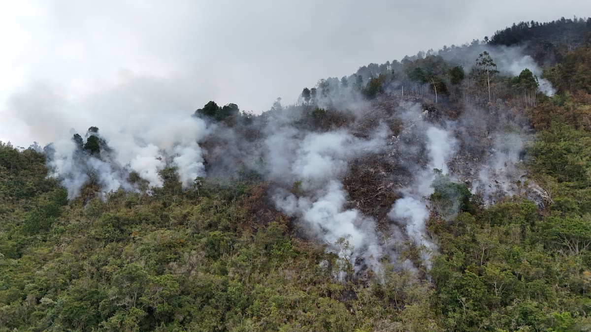 La neblina y el humo impidieron que la aeronave con sistema ‘Bambi Bucket’, enviada por la Ungrd, hiciera las descargas de agua de manera continua sobre el fuego. Construyendo Región/ VANGUARDIA