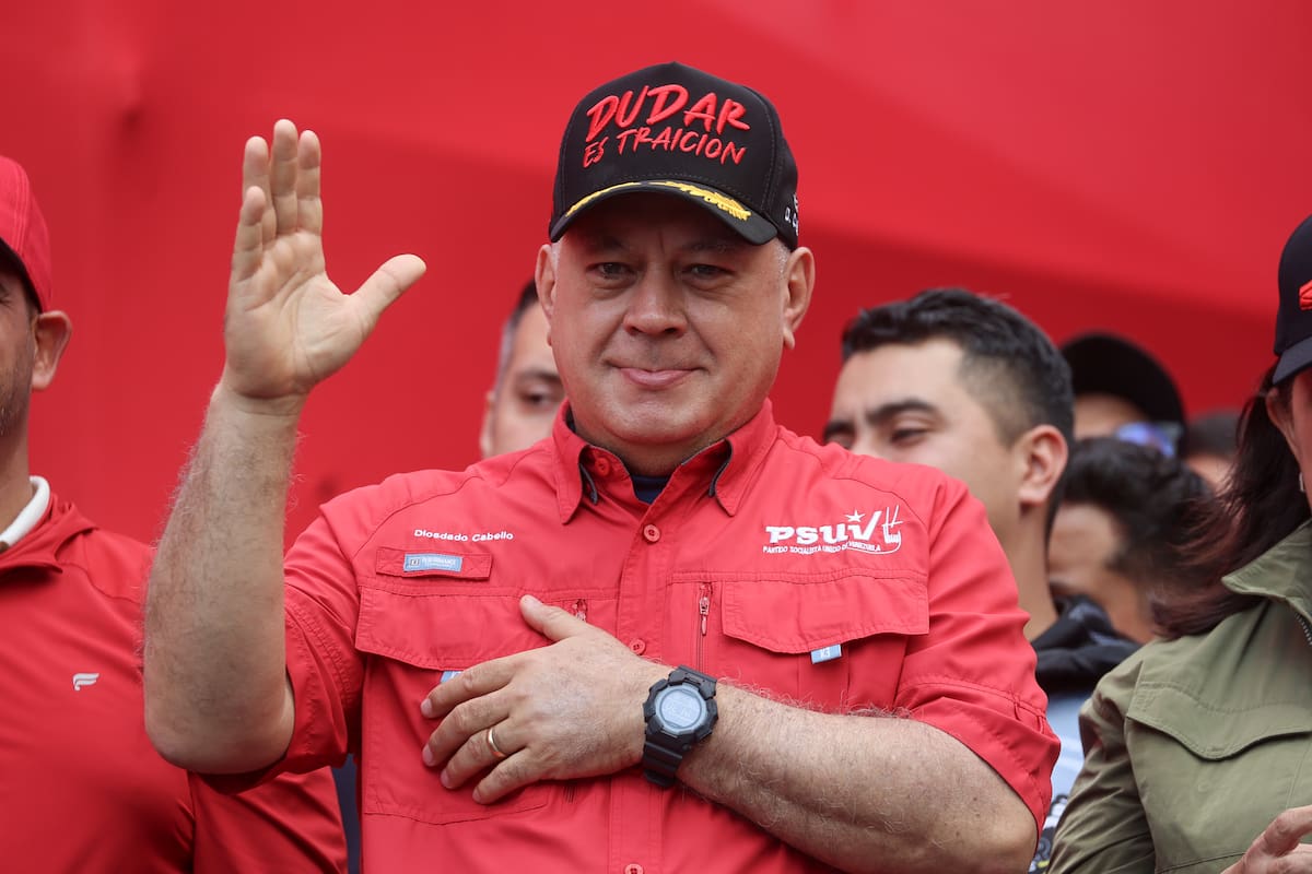 El ministro de Interior y Justicia, Diosdado Cabello, saluda durante una manifestación este viernes, en Caracas (Venezuela). Más de un millar de simpatizantes del chavismo salieron nuevamente a las calles de Caracas para exigir la liberación del presidente Nicolás Maduro y su esposa, Cilia Flores, capturados hace casi tres semanas por Estados Unidos, y conmemorar el 68 aniversario de la caída de la dictadura de Marcos Pérez Jiménez. EFE/ Miguel Gutiérrez