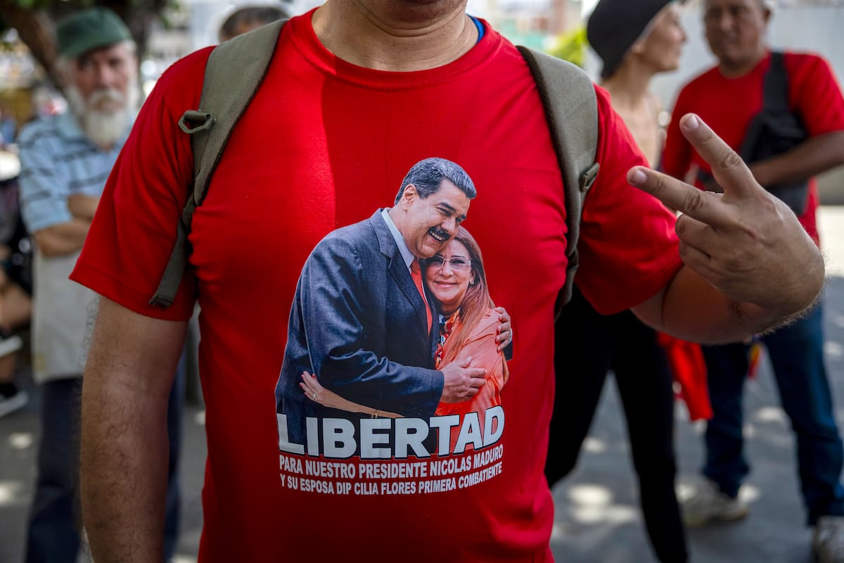 AME3025. CARACAS (VENEZUELA), 29/08/2026.- Un integrante del Frente Popular Antiimperialista vistiendo una camiseta con la imagen de Nicolás Maduro y Cilia Flores participa en una manifestación este sábado en Caracas (Venezuela). Decenas de chavistas se reunieron en el centro de Caracas para protestar en contra de la presencia de Estados Unidos en Venezuela y exigir la liberación de Nicolás Maduro y Cilia Flores, capturados el pasado 3 de enero por tropas estadounidenses. EFE/ Miguel Gutiérrez