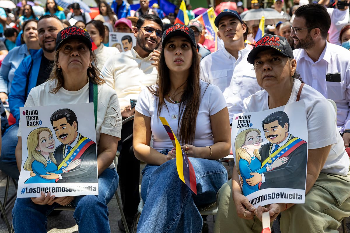 AME7871. CARACAS (VENEZUELA), 26/03/2026.- Personas participan en una manifestación en apoyo al derrocado líder de Venezuela Nicolás Maduro y su esposa, Cilia Flores, este jueves en Caracas (Venezuela). Simpatizantes del chavismo reaccionaron durante la segunda audiencia de Maduro y Flores desarrollada en Nueva York, pidiendo justicia y la liberación para la pareja. EFE/ Miguel Gutiérrez