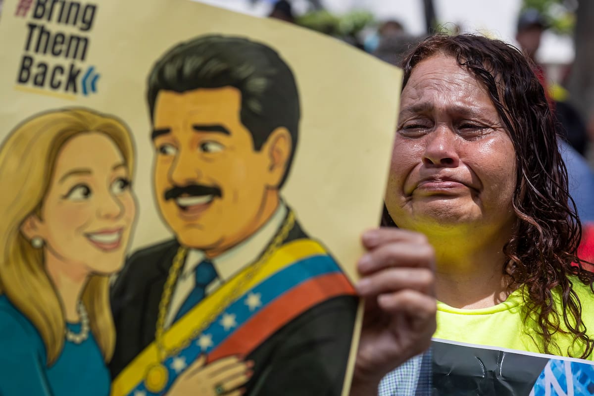 Una mujer participa en una manifestación este jueves, en Caracas (Venezuela). Simpatizantes del chavismo reaccionaron durante la segunda audiencia de Maduro y Flores desarrollada en Nueva York, pidiendo justicia y la liberación para la pareja. EFE/ Miguel Gutiérrez