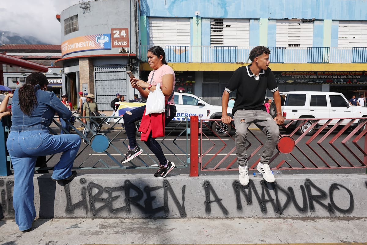 Personas esperan durante una manifestación de simpatizantes del oficialismo este miércoles, en Caracas (Venezuela). Miles de chavistas miembros de consejos comunales, comunas y militantes del gobernante Partido Socialista Unido de Venezuela (PSUV) marchan para insistir en la liberación del presidente Nicolás Maduro, detenido en EE.UU. tras ser capturado en un ataque de tropas estadounidenses a la capital venezolana, y ofrecer su respaldo a la presidenta encargada, Delcy Rodríguez. EFE/ Miguel Gutiérrez