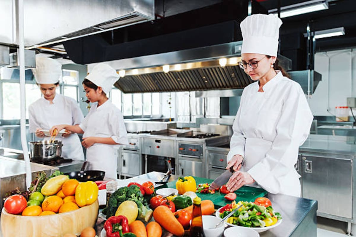 La riqueza de los ingredientes nacionales, la recuperación de las tradiciones culinarias y la innovación están transformando la gastronomía en una oportunidad de empleo y desarrollo económico. Sin embargo, el sector también enfrenta desafíos relacionados con el desperdicio de alimentos, la sostenibilidad y la rentabilidad de los negocios.