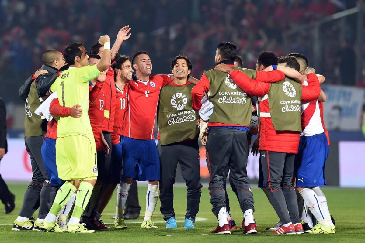 Los jugadores de la Selección de Chile celebraron a rabiar la clasificación a la final de la Copa América, luego de derrotar a una complicada Perú, que pese a jugar con 10 hombres por 70 minutos, plantó cara y puso a sufrir a los hinchas de ‘La Roja’, que sufrieron con su equipo durante los 90 minutos para lograr el triunfo por 2-1. (Foto: AFP / VANGUARDIA LIBERAL)