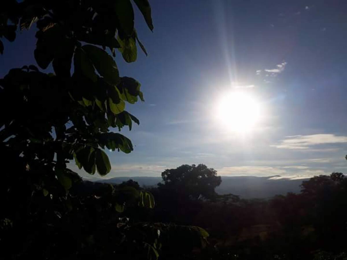 El sol de Chima asoma tímido entre las nubes matinales, mientras la amenaza de un chubasco se disuelve con el pasar de las horas.