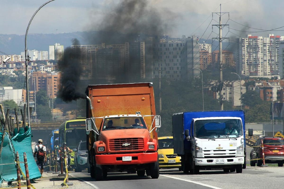 Además de la sanción económica que se le impondrá al propietario del automotor, el dueño también podrá sufrir la inmovilización del vehículo ‘chimenea’, dependiendo de la jurisdicción en la que se encuentre y de la norma que aplique la dirección o secretaría de tránsito. (Foto: archivo / VANGUARDIA)