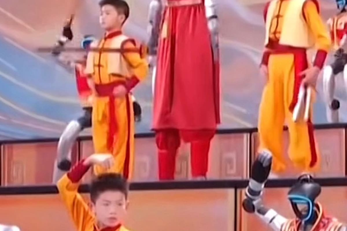 Robots humanoides realizan acrobacias sincronizadas durante el espectáculo con el que China celebró el Año Nuevo Lunar dedicado al caballo.
Foto tomada de : Pantallazo de video de TikTok