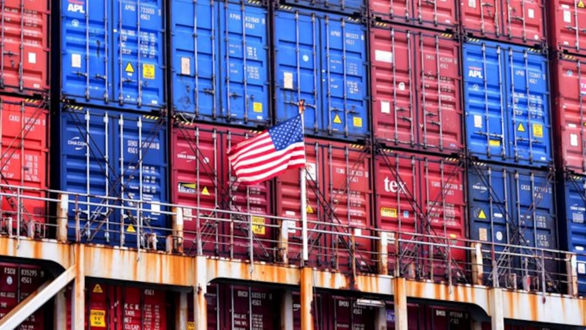 China impone aranceles a las importaciones de EE.UU., entre ellas petróleo crudo y maquinaria agrícola.