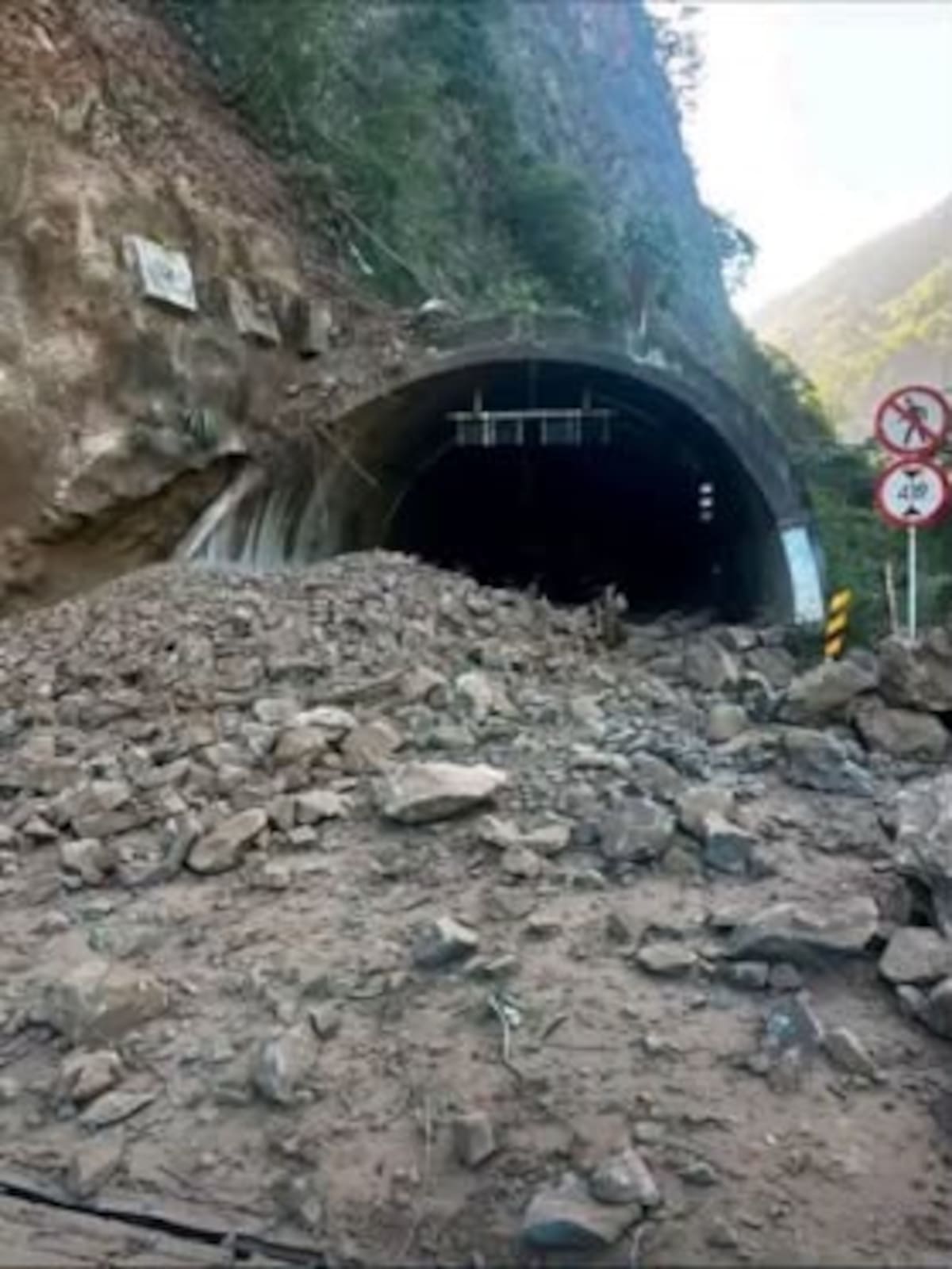 La vía Buenaventura-Cali permanece afectada por derrumbes tras el terremoto, lo que complica la conexión con el distrito y el traslado de ayuda. Foto difundidas: X.