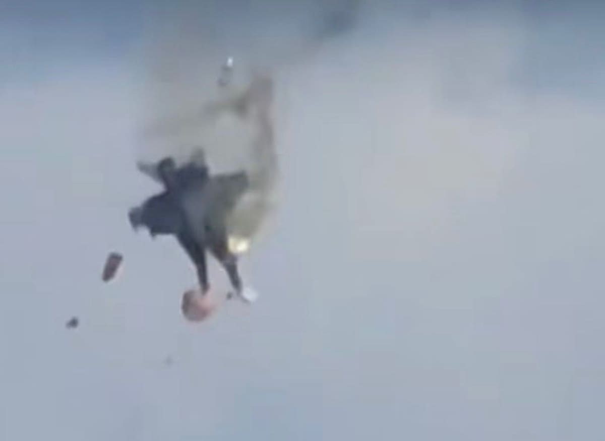 Dos aviones militares de Estados Unidos colisionan en el aire durante un espectáculo aéreo en Idaho.