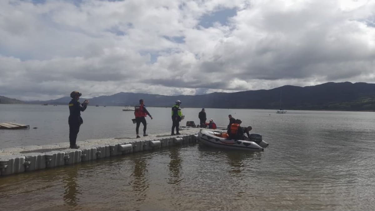 Organismos de socorro mantienen la búsqueda de la mujer desaparecida tras el choque de dos embarcaciones en el embalse de Tominé. Foto tomada de: X.