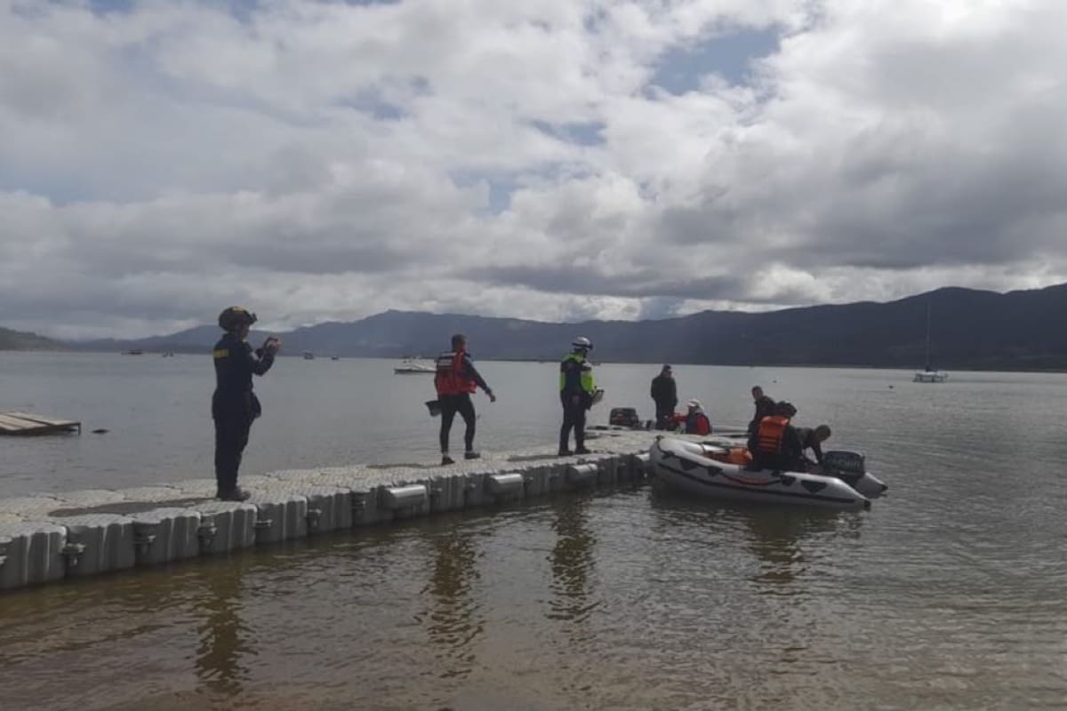 Organismos de socorro mantienen la búsqueda de la mujer desaparecida tras el choque de dos embarcaciones en el embalse de Tominé. Foto tomada de: X.