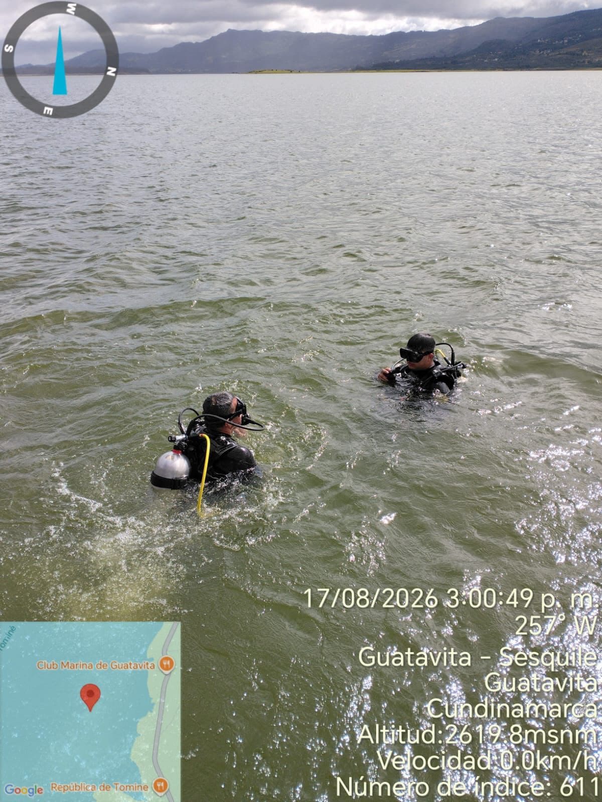 Equipos de emergencia adelantan las labores de búsqueda en el embalse de Tominé, donde una de las lanchas involucradas en el accidente terminó hundida. Foto tomada de: X.