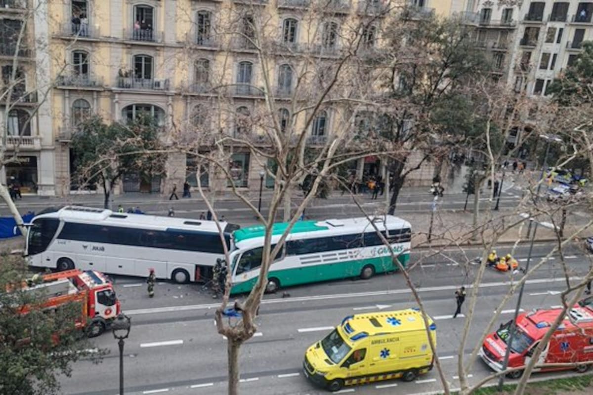 Grave accidente en la Diagonal de Barcelona: choque entre dos autocares con varios heridos.