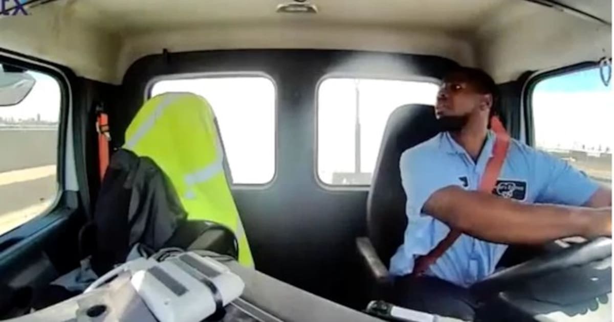 El impactante momento en que un avión comercial chocó contra un camión de reparto en plena autopista de Nueva Jersey, Estados Unidos.