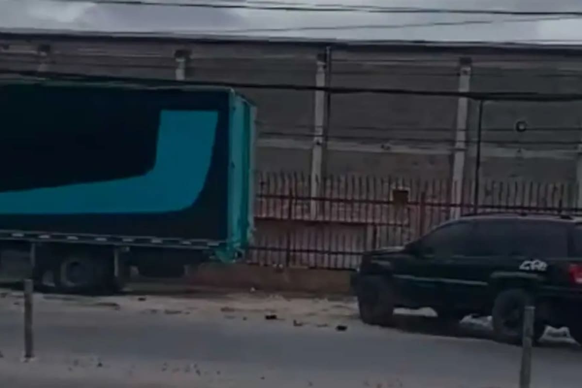 La rápida intervención de la comunidad permitió que las autoridades llegaran al lugar para controlar la situación y garantizar la seguridad de los presentes.
Foto: El Informativo Mosquera/BluRadio.