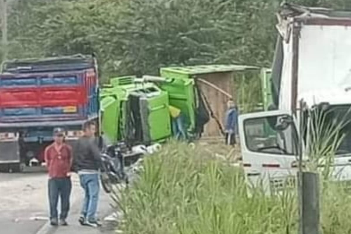 De acuerdo con el reporte de las autoridades de la Seccional de Tránsito de Santander (Setra Desan), el camión tuvo una falla mecánica, lo que habría causado el accidente.
Foto: redes sociales.