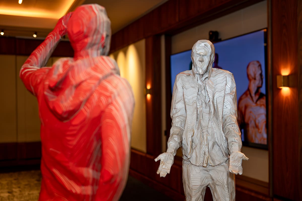 Reconocido por su aporte al arte contemporáneo colombiano, el escultor aprovechó la exposición “Maestro de Maestros” para mostrar las piezas que darán forma a una etapa marcada por la innovación, la experimentación y el diálogo con el espacio público.