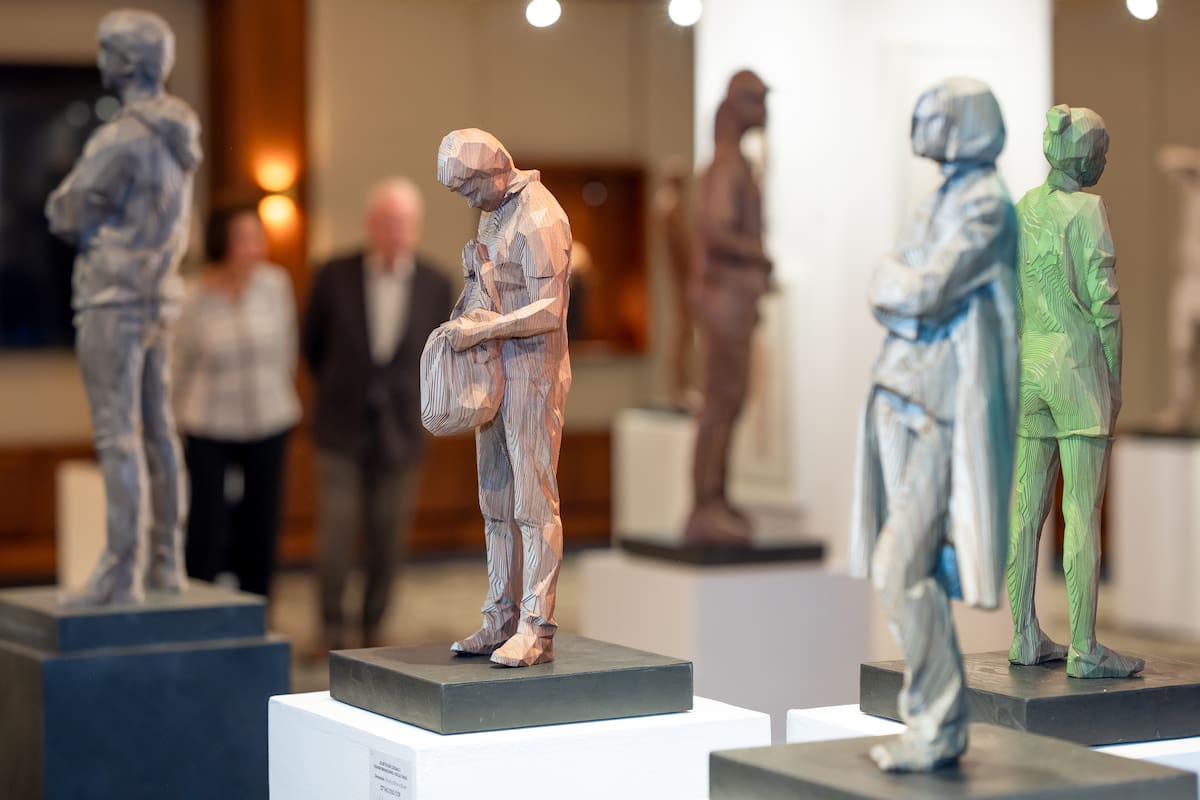 En una exposición que reconoció su destacada trayectoria artística, Christian Albarracín presentó propuestas inéditas que combinan papel, piedra y efectos cromáticos, apostando por obras concebidas para habitar tanto espacios interiores como exteriores.