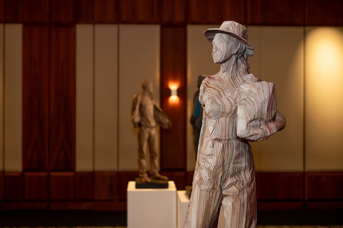La más reciente exposición del artista colombiano no solo celebró décadas de trabajo en el arte contemporáneo, sino que abrió las puertas a una nueva colección donde la experimentación material y las esculturas para exteriores se convierten en protagonistas.