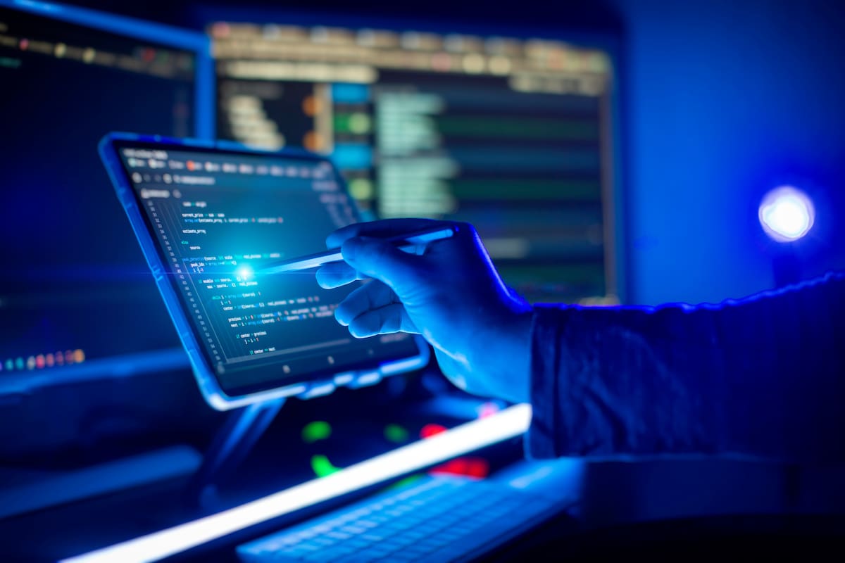 La investigación revela que este malware se está distribuyendo de forma encubierta, suplantando entidades oficiales para engañar a los usuarios y tomar control de sus dispositivos // 123RF.