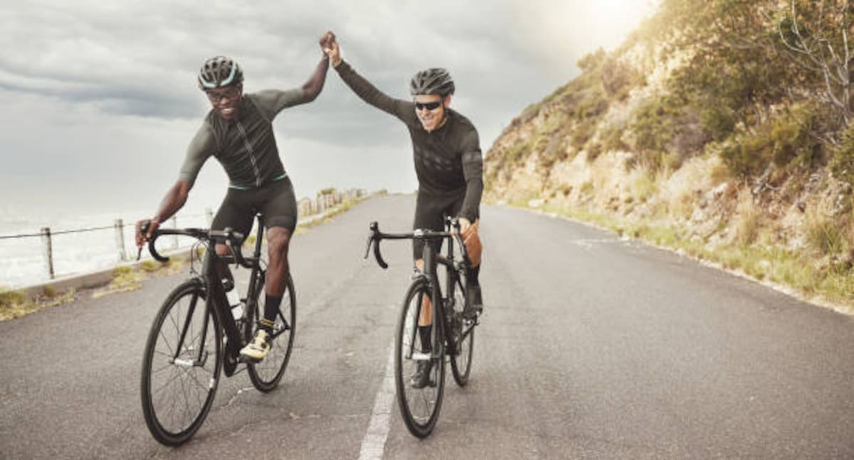 Deportes como ciclismo y running exponen los ojos al viento, polvo y radiación solar, factores que pueden afectar la salud visual.
