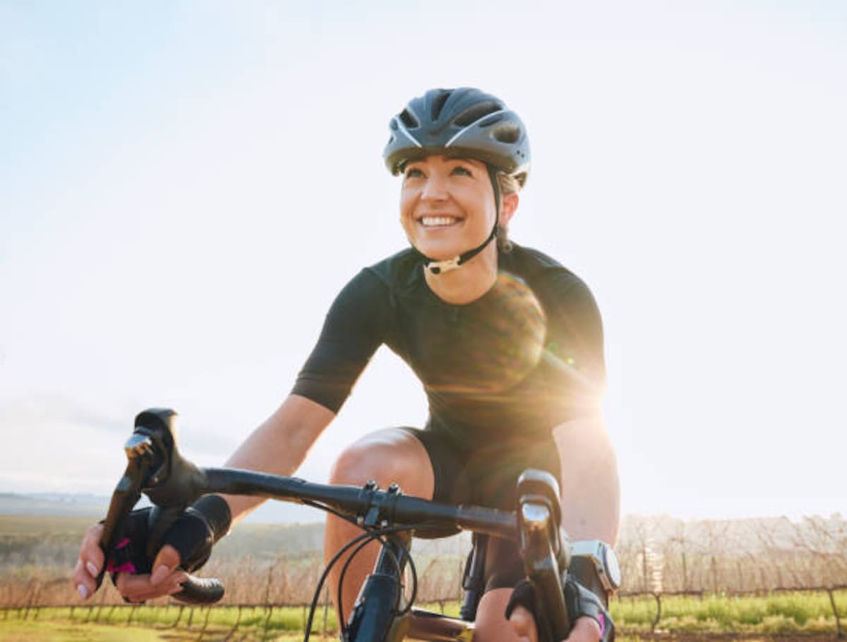 Expertos recomiendan elegir lentes adecuados según el deporte y las condiciones de iluminación para mejorar el rendimiento y proteger la visión.