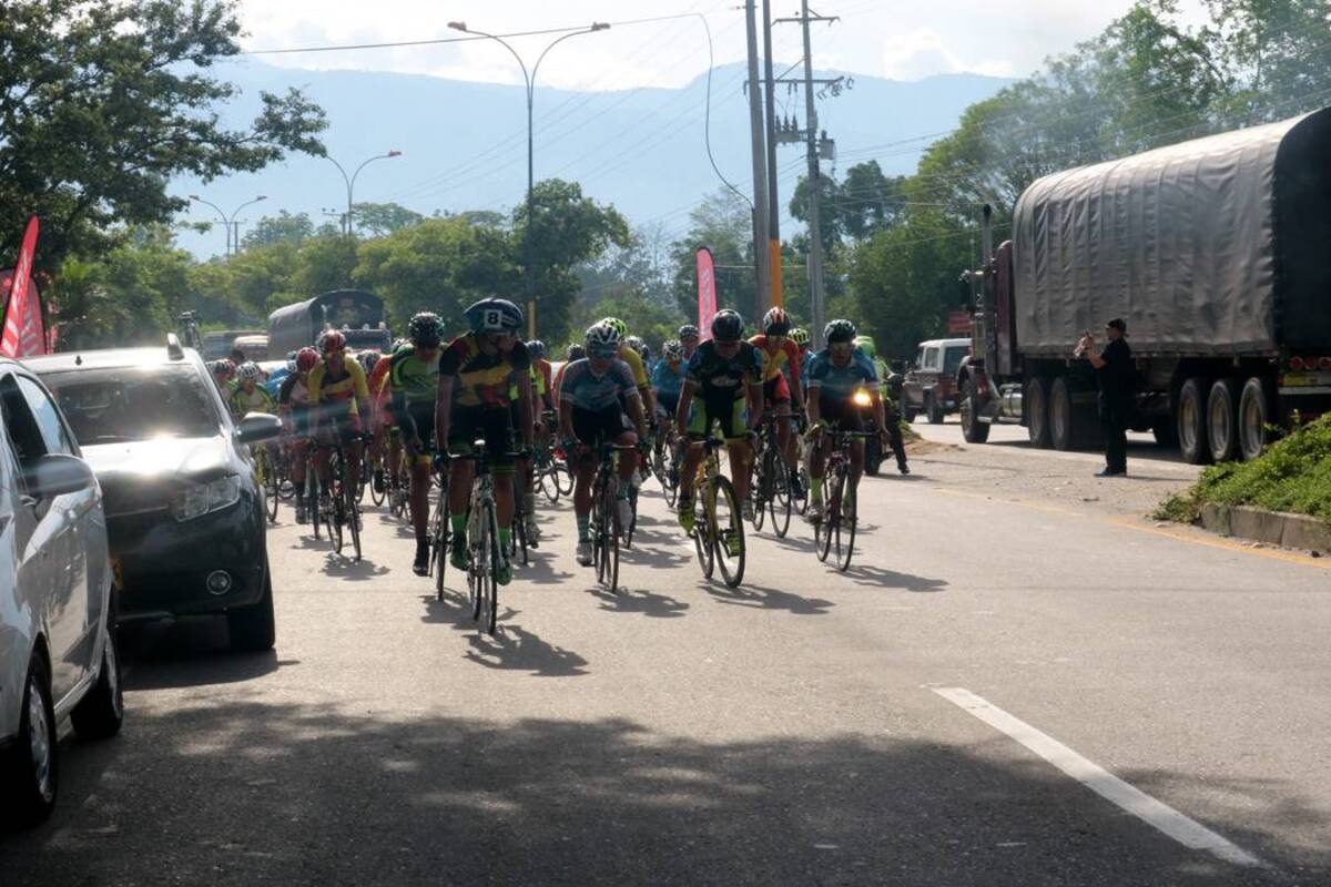 La mañana dominical, que tuvo un radiante sol, sirvió para dar cumplimiento a la prueba de fondo en carretera del Campeonato Departamental de ruta en damas, prejuvenil y juvenil. (Foto: Fabián Hernández / VANGUARDIA LIBERAL)