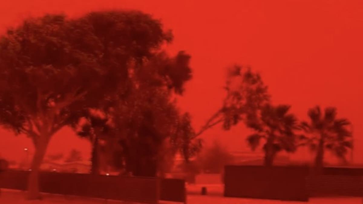 Así luce el cielo en Australia Occidental ante la llegada del ciclón Narelle. El polvo del desierto y los vientos extremos crearon este color rojo intenso que tiene al mundo impactado. ¿Había visto algo así antes?