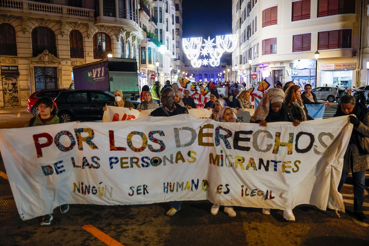 Cientos de personas se manifiestan este jueves en las calles de València para protestar contra las diversas formas de exclusión que sufre la población migrante y en defensa de sus derechos. EFE/Kai Forsterling