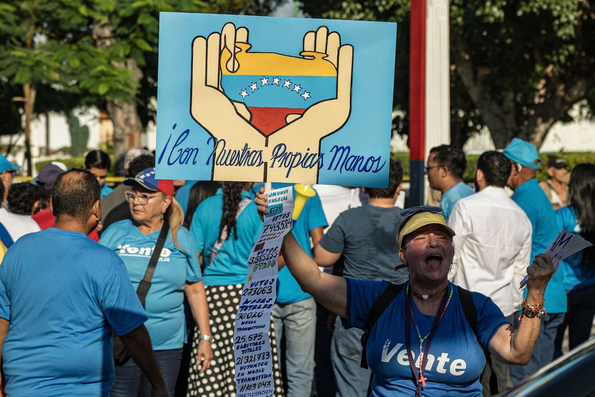 Cientos de venezolanos exigen elecciones y el regreso de María Corina Machado a su país, al tiempo que conmemoran las pasadas elecciones del 28 de julio de 2024, en Maracaibo (Venezuela). // Foto: EFE - Henry Chirinos