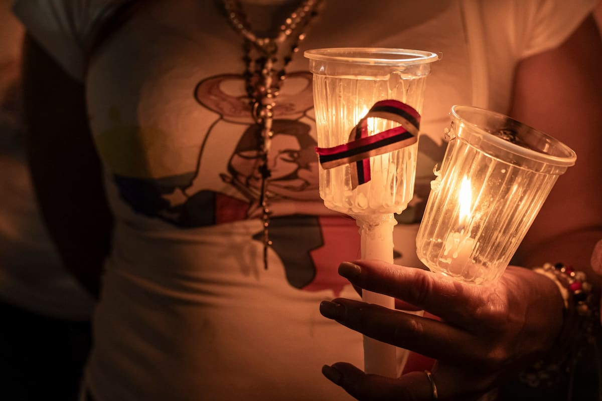 Una persona participa en una vigilia en honor las victimas de los terremotos este domingo, en Caracas (Venezuela).
