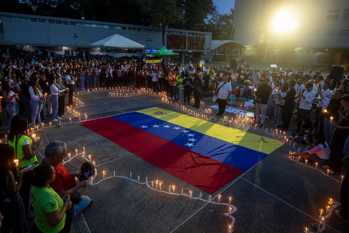 AME7767. CARACAS (VENEZUELA), 05/07/2026.- Un grupo de personas participa en una vigilia en honor las victimas de los terremotos este domingo, en Caracas (Venezuela). Cientos de personas en dos ciudades de Venezuela rindieron homenaje en vigilias a los al menos 3.342 muertos que dejaron los terremotos del 24 de junio y se solidarizaron con los miles de heridos y con los que perdieron sus viviendas, principalmente en la devastada región de La Guaira (norte). EFE/ Miguel Gutiérrez