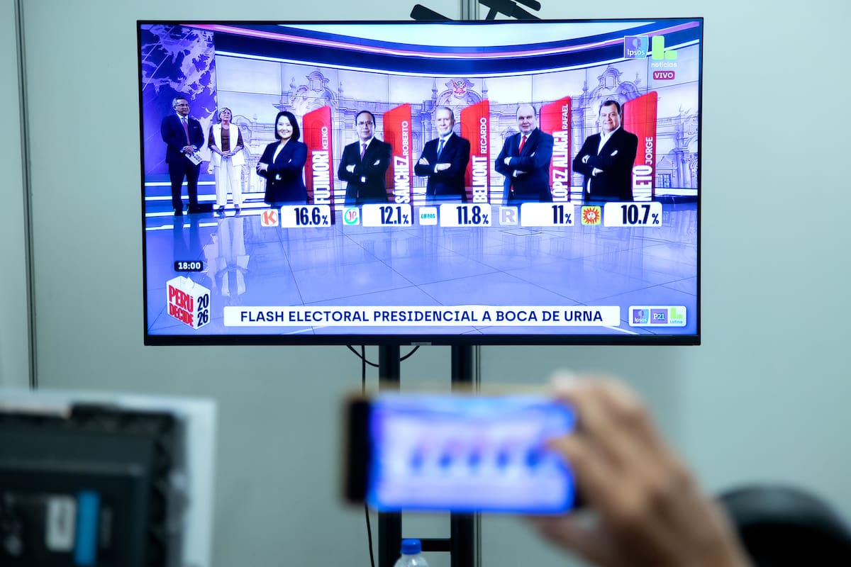 AME2950. LIMA (PERÚ), 12/04/2026.- Periodistas observan una transmisión de los escrutinios de las elecciones presidenciales este domingo, en Lima (Perú). Más de 10.000 centros de votación de las elecciones generales de Perú cerraron tras una larga jornada de diez horas pese a los reclamos de algunos candidatos de ampliar el horario para los electores hasta el lunes, debido a los grandes retrasos en Lima para instalar mesas en varios locales por falta de material electoral. EFE/ Renato Pajuelo