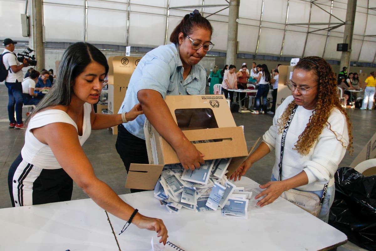 Jurados de votación realizan el conteo de votos este domingo, en Medellín (Colombia). Los colegios electorales de Colombia cerraron después de ocho horas de votación para elegir en segunda vuelta al próximo presidente, una disputa entre el ultraderechista Abelardo de la Espriella y el izquierdista Iván Cepeda. EFE/ STR