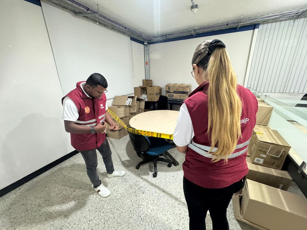 : Funcionarios del Ministerio del Trabajo realizaron el sellamiento de áreas en la sede de ESSA en Barrancabermeja.
Suministrada/Vanguardia