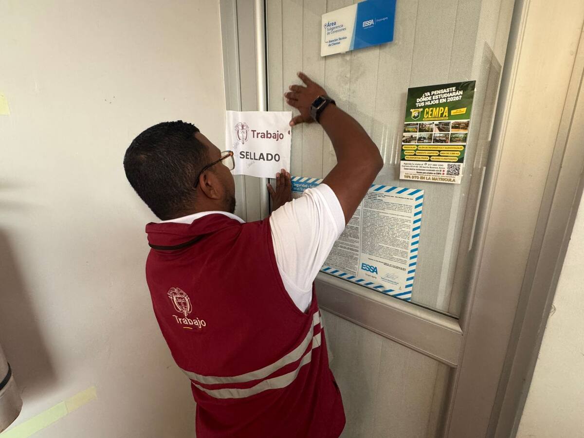 : Funcionarios del Ministerio del Trabajo realizaron el sellamiento de áreas en la sede de ESSA en Barrancabermeja.
Suministrada/Vanguardia