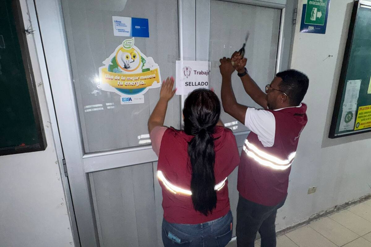 : Funcionarios del Ministerio del Trabajo realizaron el sellamiento de áreas en la sede de ESSA en Barrancabermeja.
Suministrada/Vanguardia