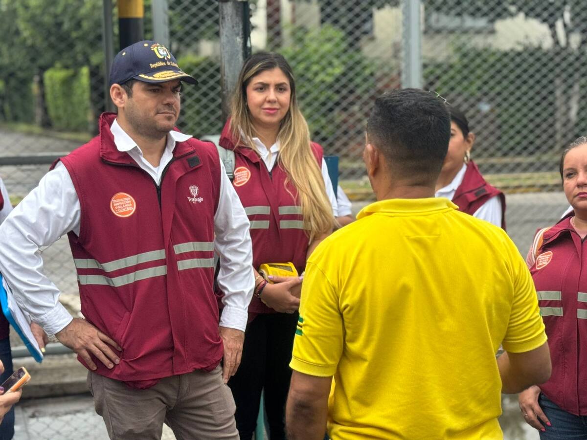 : Funcionarios del Ministerio del Trabajo realizaron el sellamiento de áreas en la sede de ESSA en Barrancabermeja.
Suministrada/Vanguardia