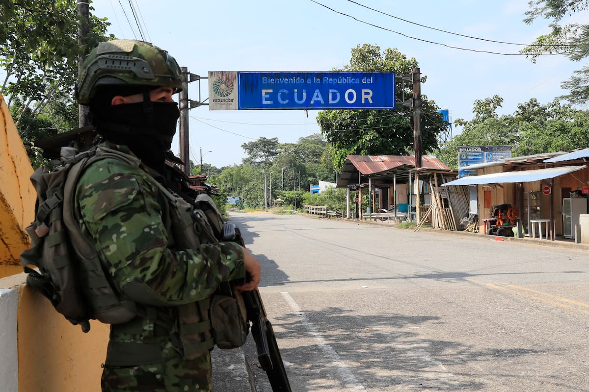 ACOMPAÑA CRÓNICA: COLOMBIA ECUADOR AME6131. LAGO AGRIO (ECUADOR), 21/03/2026.- Un soldado del Ejército de Ecuador custodia en el Puente Internacional San Miguel este viernes, que conecta a San Miguel (Colombia) con la zona rural de Lago Agrio (Ecuador). El cierre del puente internacional sobre el río San Miguel, que conecta el sur de Colombia con Ecuador, no solo interrumpió el paso entre dos países sino que transformó la vida cotidiana en esta zona del departamento de Putumayo, donde el comercio, el transporte y hasta la movilidad básica dependen de una frontera que hoy permanece bloqueada. EFE/ Carlos Ortega