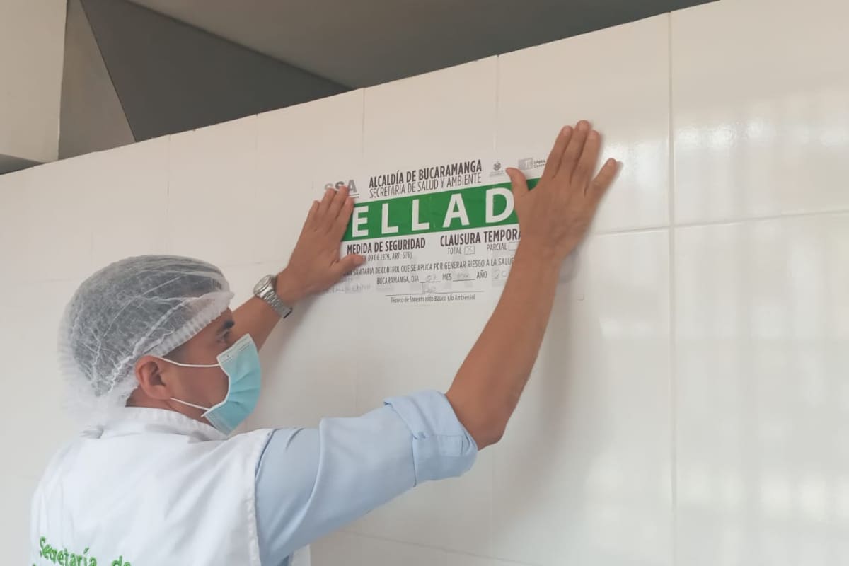 Diez establecimientos con actividades relacionadas al expendio de alimentos fueron intervenidos por la Secretaría de Salud.