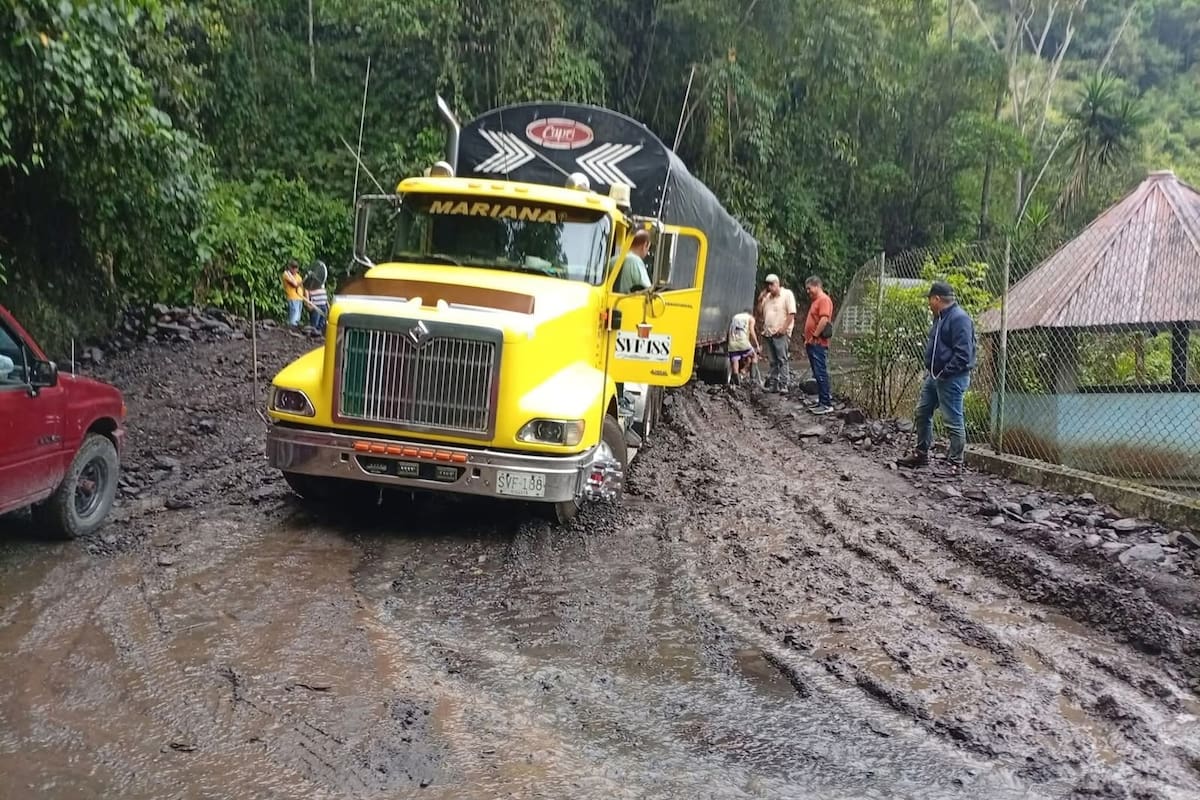 Cierre en la Transversal del Carare: una tractomula quedó enterrada y bloquea el paso | Foto Cortesía Panorama Noticioso Vélez